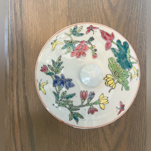 Antique Chinese Style Porcelain Covered Bowl Famille Rose - Picture 3 of 6